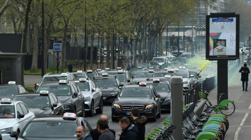 Prix du carburant: des taxis manifestent pour demander des mesures d'aide