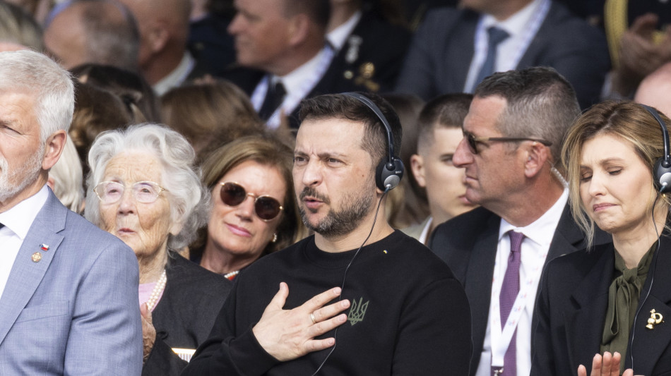 Ovazione per Zelensky al suo arrivo a Omaha Beach