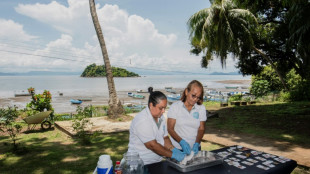 Mujeres curten piel de pescado en una playa de Costa Rica para la moda sustentable