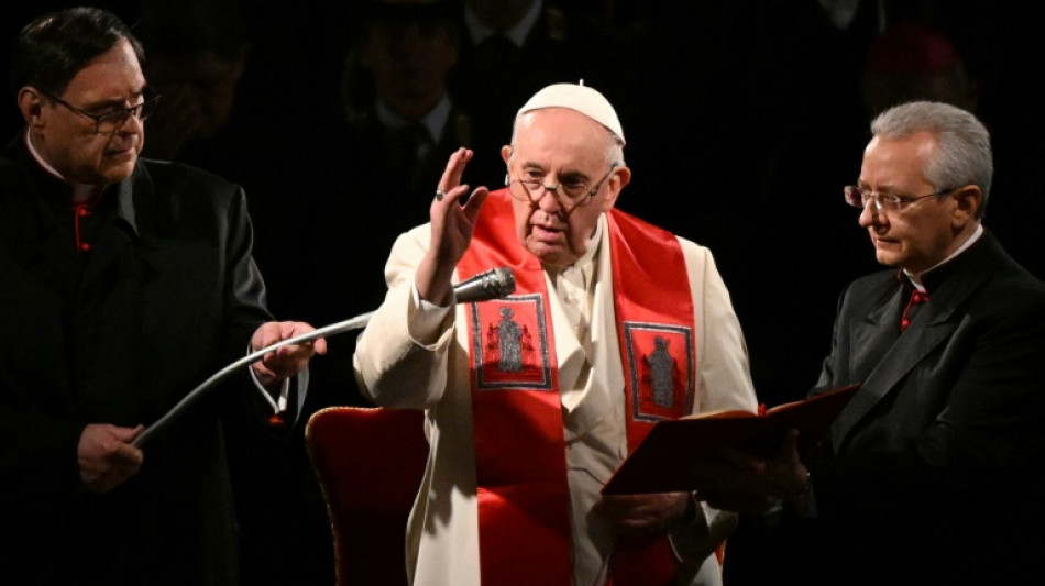 El papa ora por la paz en Viacrucis del Viernes Santo en el Coliseo romano