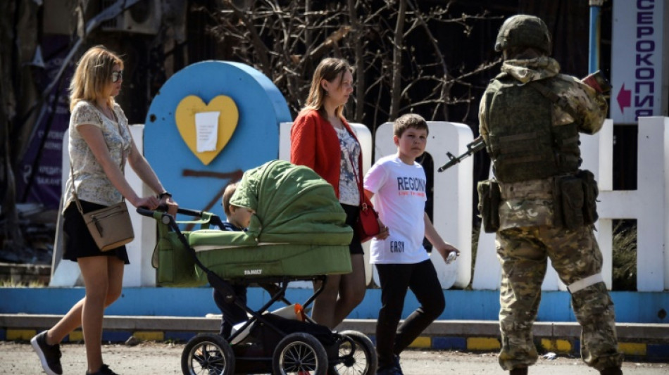 "¡Rusia, nuestra patria sagrada!": vuelta a la escuela en una ciudad ucraniana ocupada