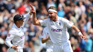 England great Broad sparks New Zealand collapse  in 1st Test thriller