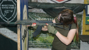 Mujeres ucranianas se entrenan en una escuela de guerrilla urbana en Zaporiyia