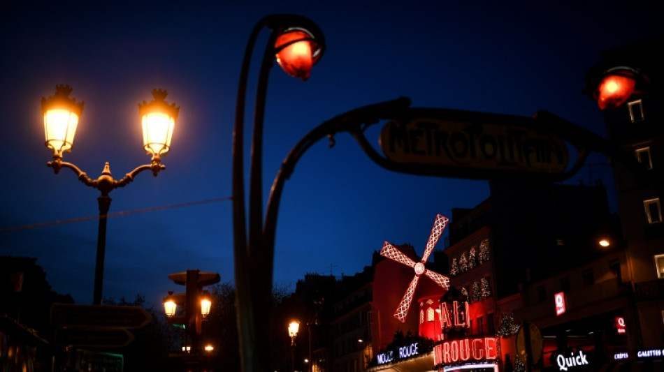 La mairie de Paris demande au Moulin Rouge de ne plus utiliser de serpents