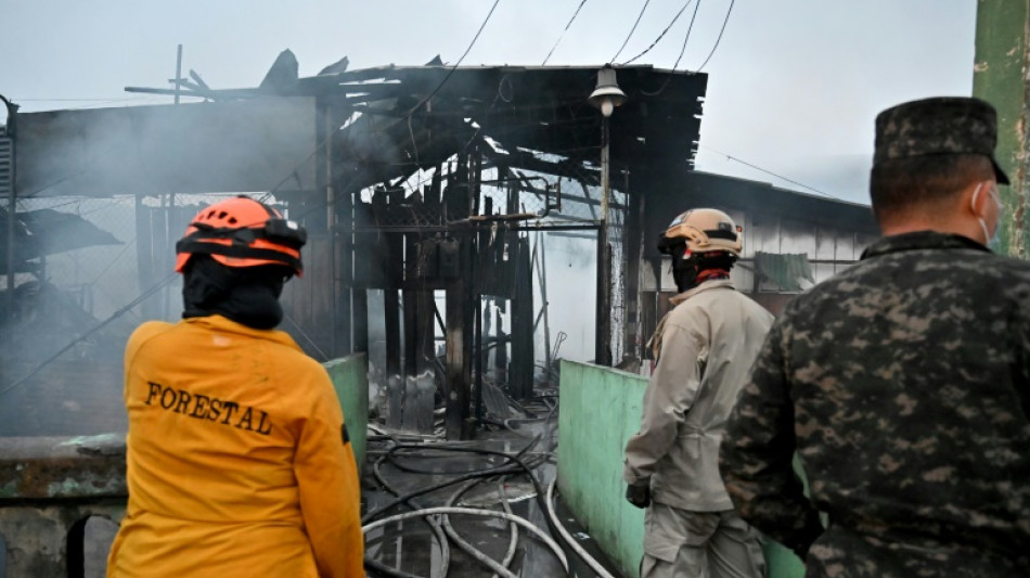 Incendio destruye un centenar de negocios en mercado de Tegucigalpa