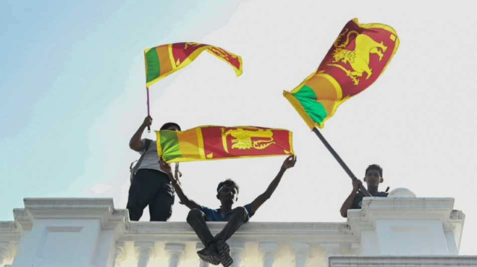 Sri Lanka: les manifestants quittent les bâtiments occupés, le président arrive à Singapour