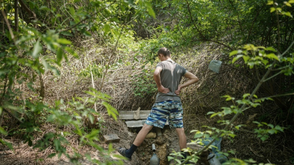 Dans l'est de l'Ukraine, une source d'eau naturelle pour seule planche de salut