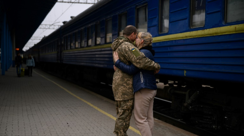 Ucrania acusa a Rusia de querer "destruir" Donbás, Mariúpol se prepara para batalla final