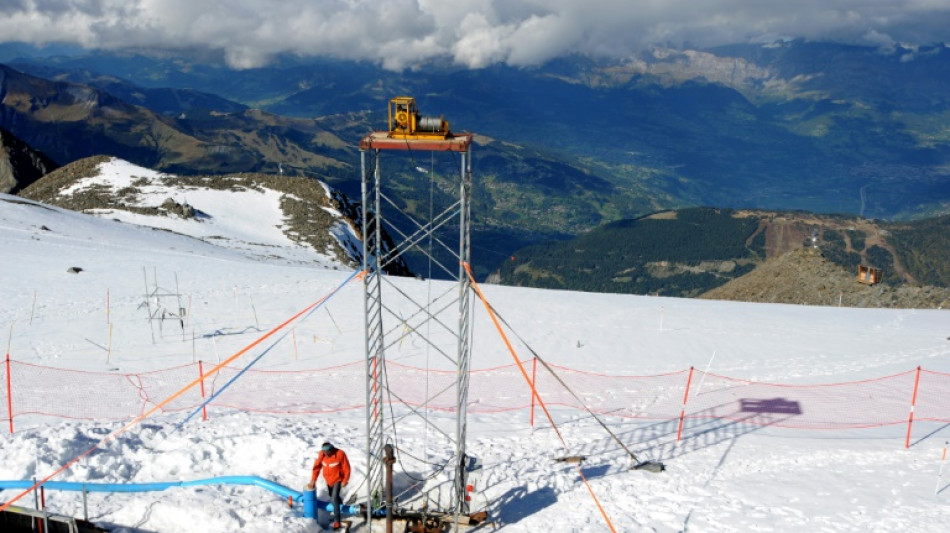 En el macizo del Mont Blanc, unos científicos vigilan un pequeño glaciar