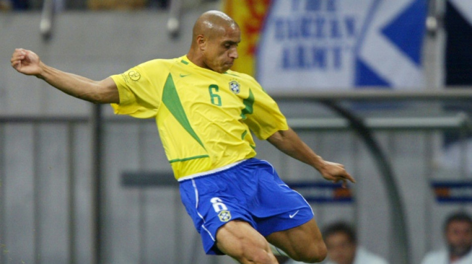 Brazil football great Carlos to play for English pub team