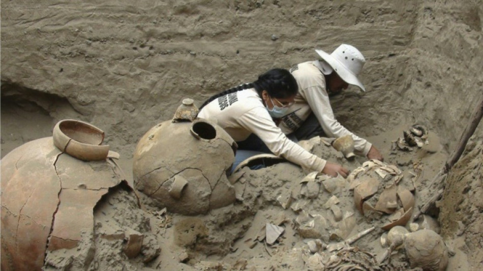 Hallan tumba de jerarca de cultura preinca en norte de Perú