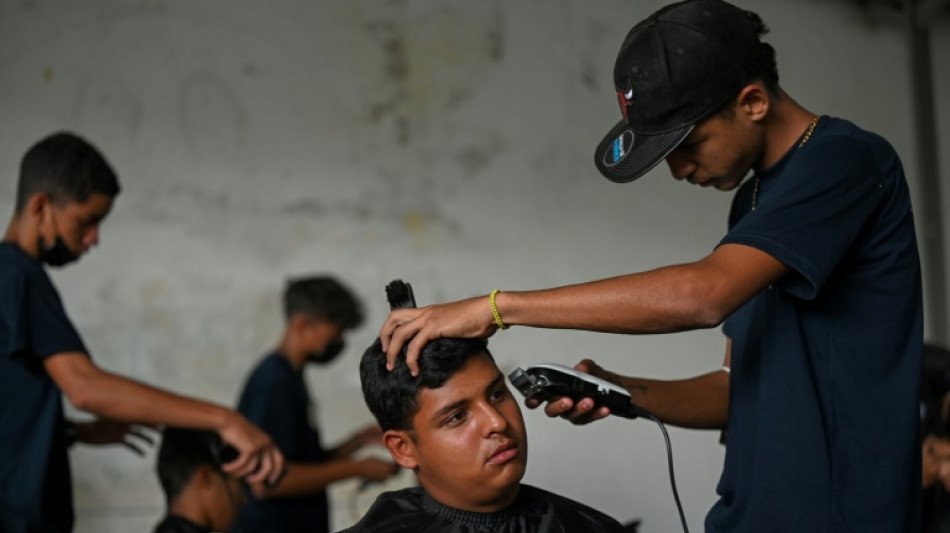 Una "batalla de barberos" contra la inactividad y la violencia en Caracas