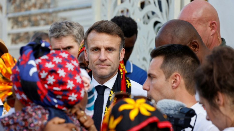 Avant une réunion de crise, Macron dans une zone enclavée de Mayotte où l'eau manque