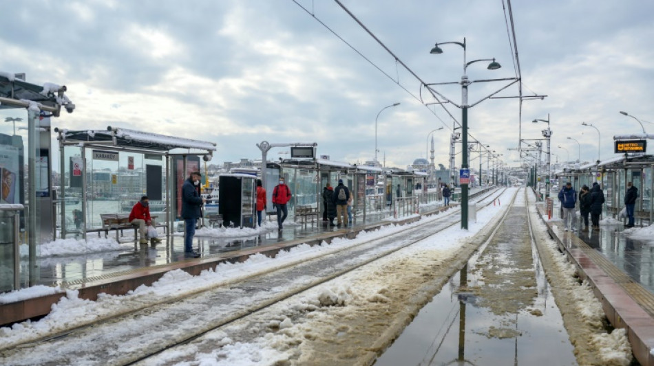 Las fuertes nevadas en Estambul y Atenas perturban el tráfico aéreo y vial