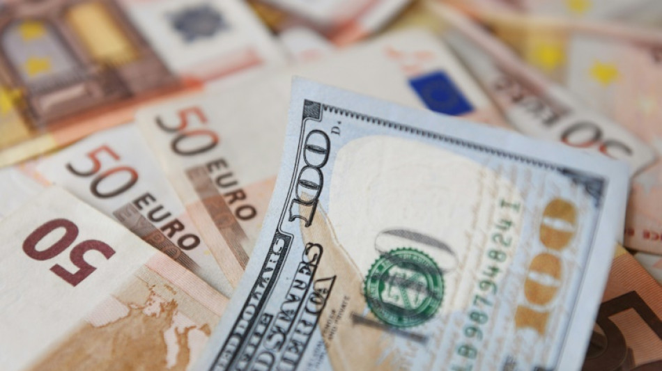 L'euro passe sous un dollar, une première depuis 2002, avant de rebondir