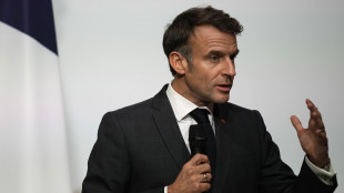 Macron, 'svegliamoci Europa, difendiamo i nostri interessi'