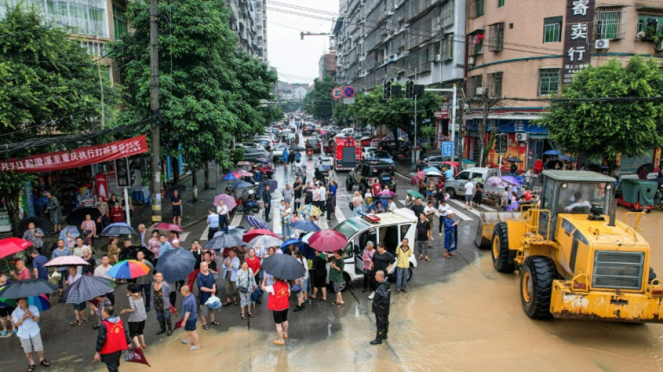 Un pont s'effondre en Chine après des pluies torrentielles: 12 morts et 31 disparus