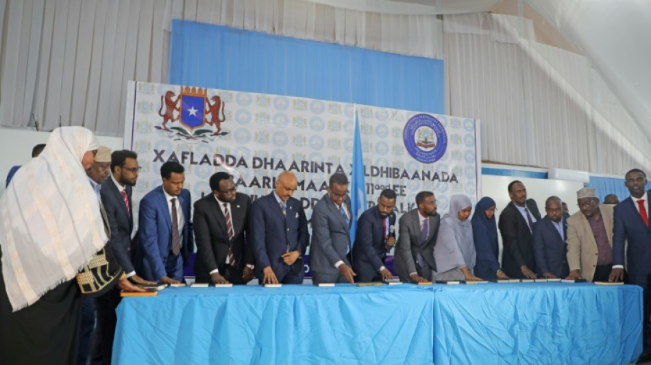 Neues somalisches Parlament nach chaotischem Wahlprozess vereidigt