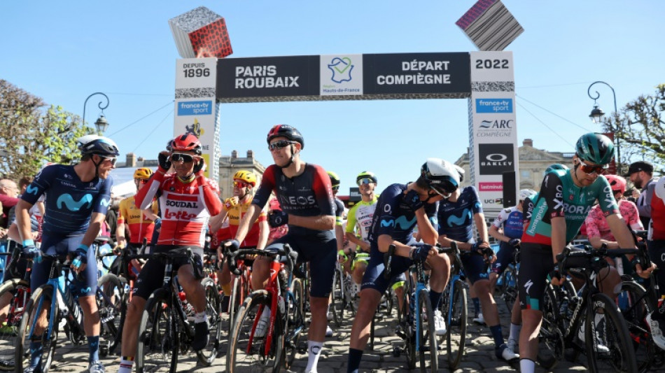 Paris-Roubaix: départ sous un ciel entièrement bleu