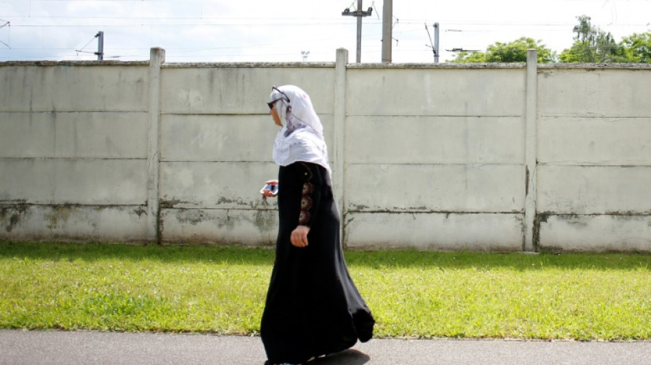 Francia prohibirá en las escuelas la abaya, túnica usada por las musulmanas