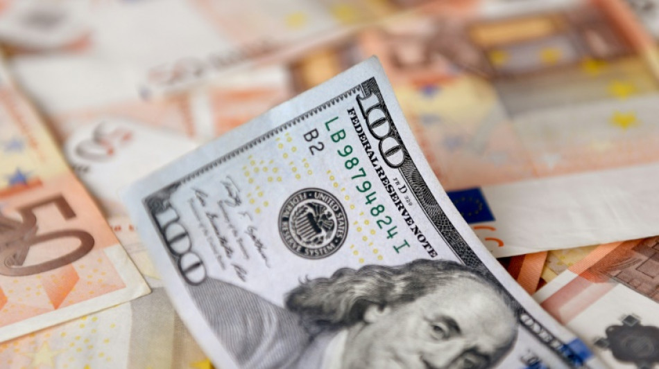 El euro cae brevemente por debajo del dólar por primera vez desde finales de 2002