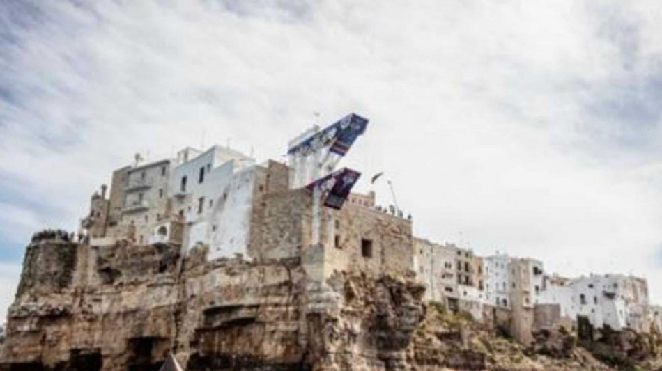 Red Bull cliff diving torna a Polignano, tuffi da grandi altezze