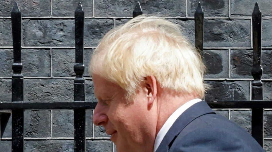 Boris Johnson part "la tête haute", premier vote pour lui succéder