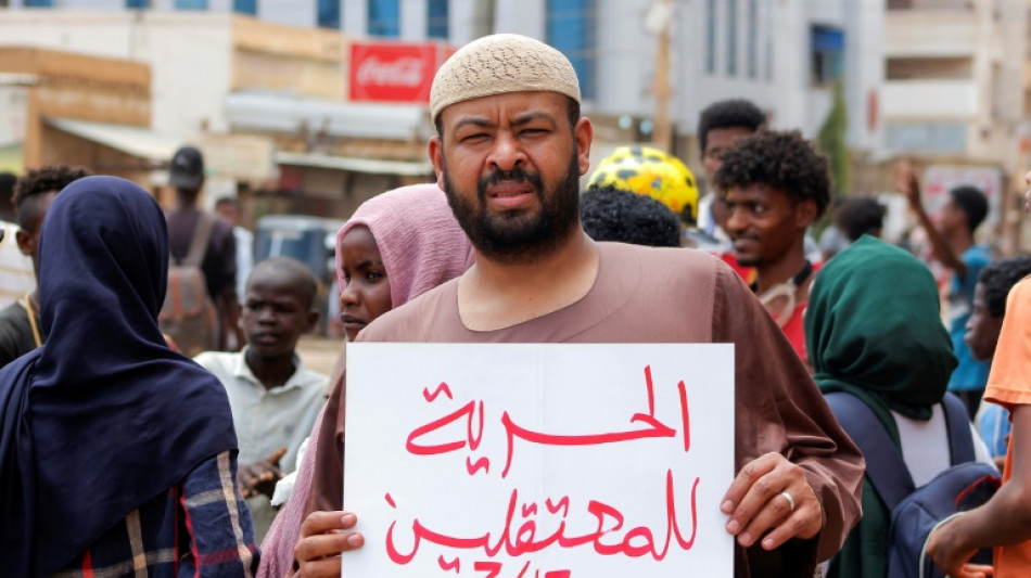 Au Soudan, lacrymogènes et défilés contre l'armée et les violences tribales