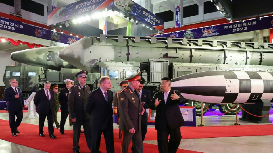 Líder norte-coreano Kim Jong Un mostra mísseis e drones a ministro da Defesa russo