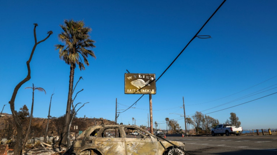 Evacuados por incendios de Los Ángeles no podrán regresar hasta dentro de una semana