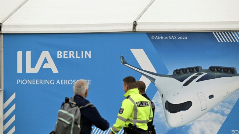 Airbus stellt in Berlin neue Drohne zur Begleitung von Kampfjets vor