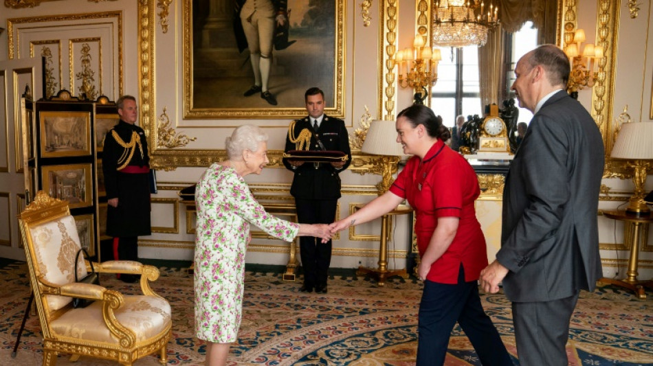 La reina Isabel II saluda el "increíble" trabajo del servicio público de salud durante la pandemia de covid-19