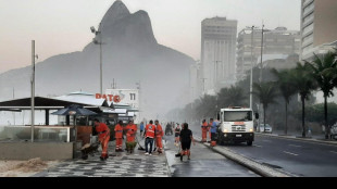 Le onde raggiungono la strada sul lungomare di Rio de Janeiro