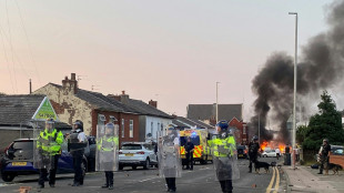 Attaque au couteau en Angleterre: après des heurts, le gouvernement promet la fermeté 