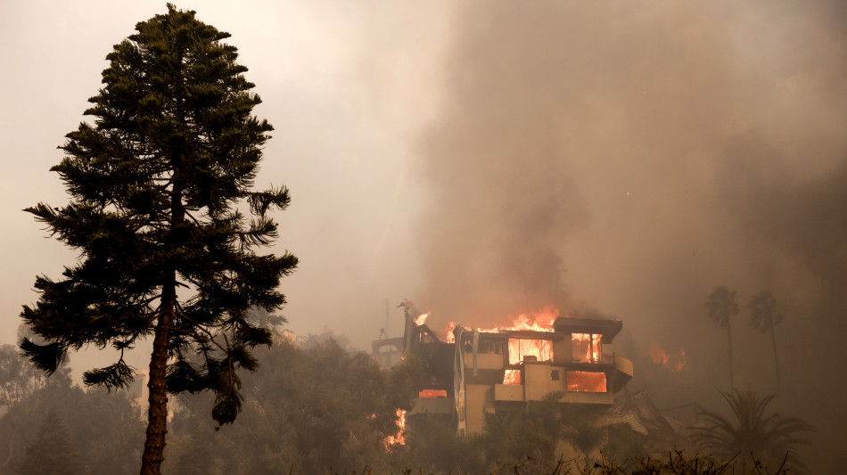 I principali incendi a Los Angeles ancora fuori controllo