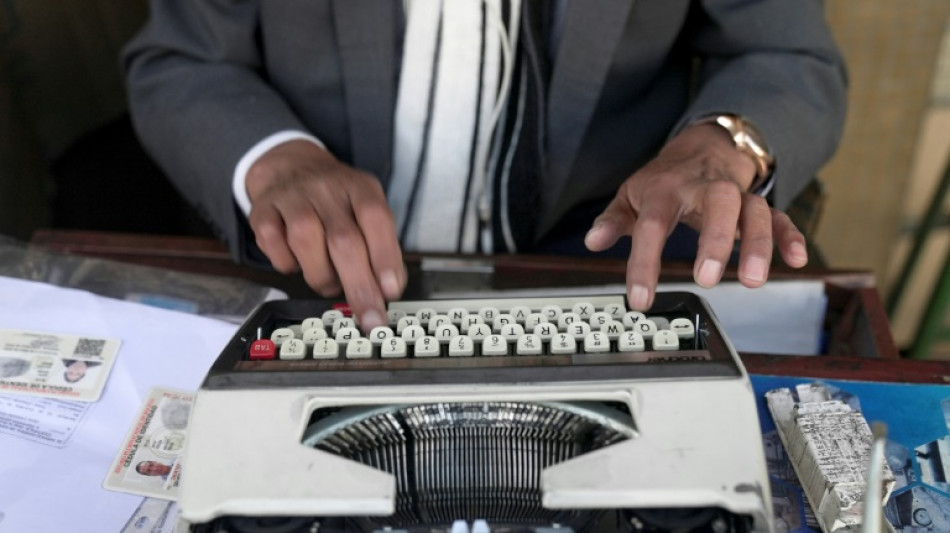 A La Paz, le cliquetis des machines des écrivains publics résiste au temps