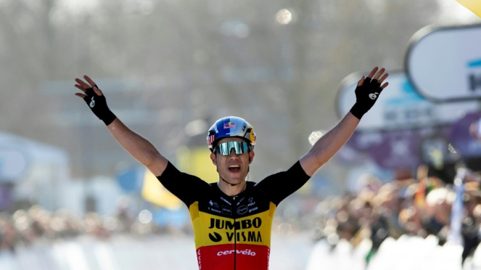 Van Aert shows early-season power to win Het Nieuwsblad