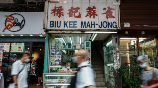 En Hong Kong vive uno de los últimos grabadores de fichas de mahjong 
