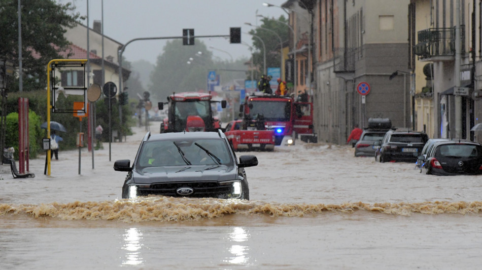 Maltempo, a Milano evacuate le comunità nel parco Lambro