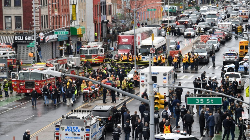 Al menos 13 heridos en tiroteo en el metro de Nueva York 