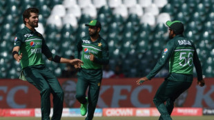 Clinical Pakistan dismiss Australia for 210 in third ODI