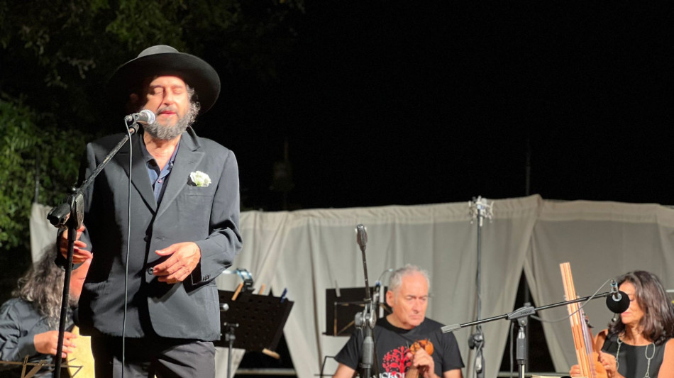 Capossela ad Assisi celebra i 40 anni dell'Ensemble Micrologus