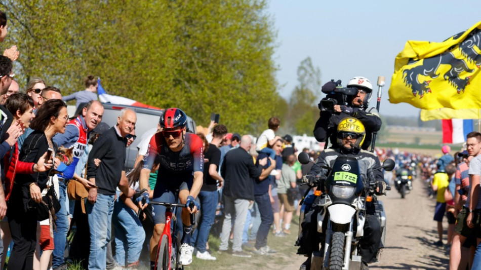 Paris-Roubaix: Van Baarle rast im Staub zum Sieg