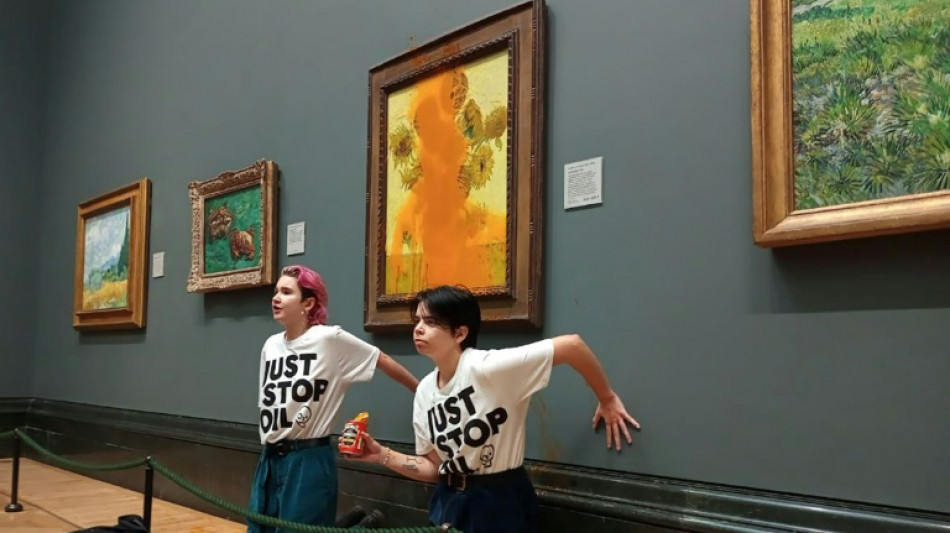 Militantes ecologistas arrojan sopa sobre "Los girasoles" de Van Gogh en un museo de Londres