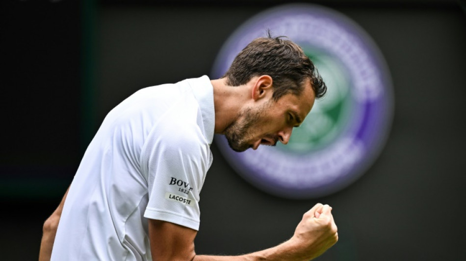 Medvedev estreia em Wimbledon com vitória tranquila em três sets