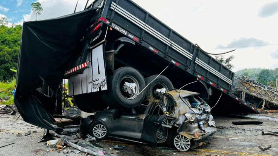 "Terrible" accident de car au Brésil : au moins 38 morts