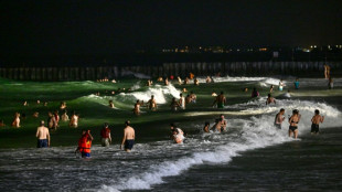 Face à l'envolée des températures, Dubaï adopte les plages de nuit 