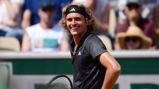 Um ano depois de grave lesão, Zverev volta a Roland Garros e vence na 1ª rodada