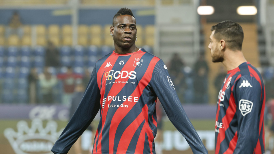 Colpo del Genoa a Parma. Pinamonti segna 1-0. In campo Balotelli