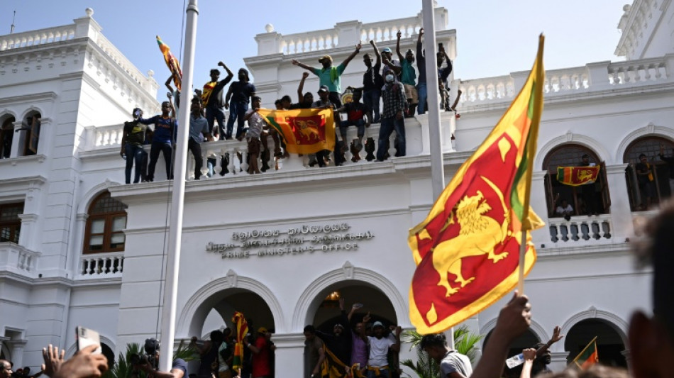 Presidente de Sri Lanka continúa su huida, ahora a Singapur